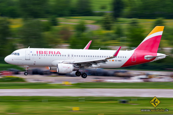 Airbus A320-214